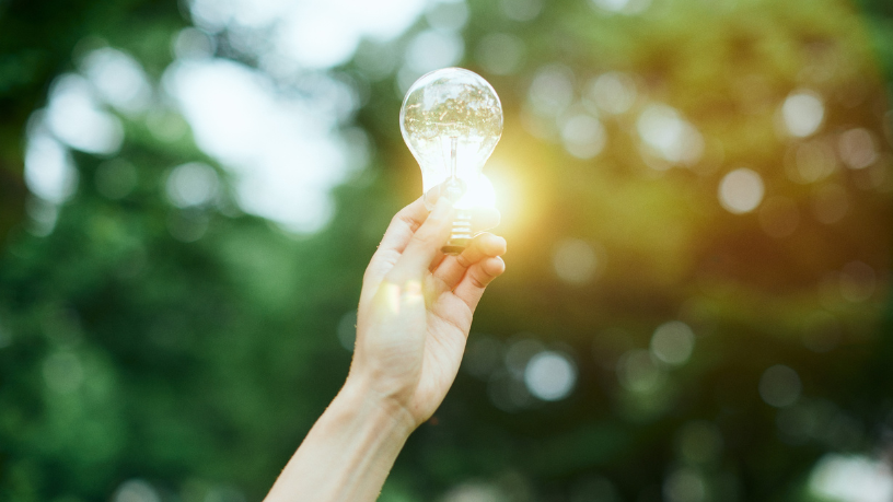 Segundo Matheus Vinicius Voigt, a iluminação urbana sustentável alia eficiência energética e benefícios sociais para as comunidades.