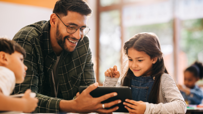 Como funciona a alfabetização digital do professor? Sérgio Bento De Araújo explica como a alfabetização digital do professor fortalece práticas mais dinâmicas e conectadas à realidade dos alunos.