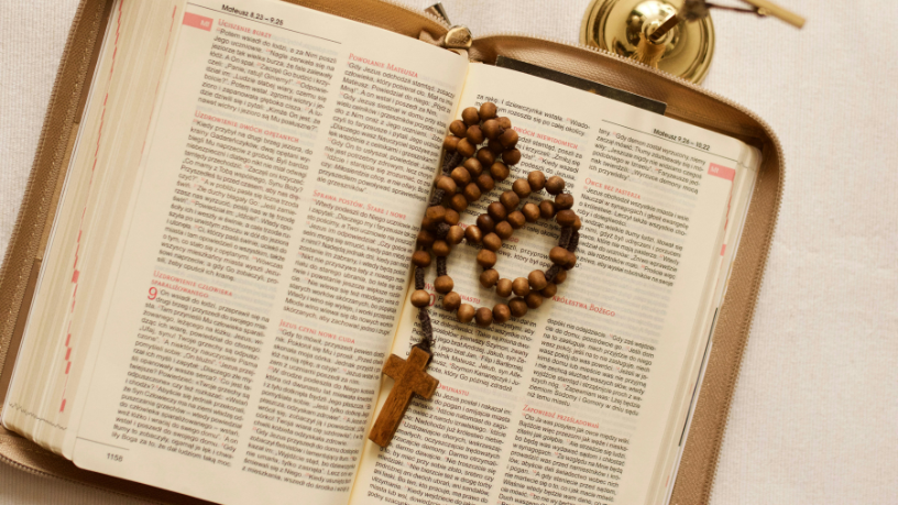 Para Jose Eduardo De Oliveira e Silva, o Rosário revela-se arma espiritual que sustenta a fé por meio da memória e da caridade permanentes.