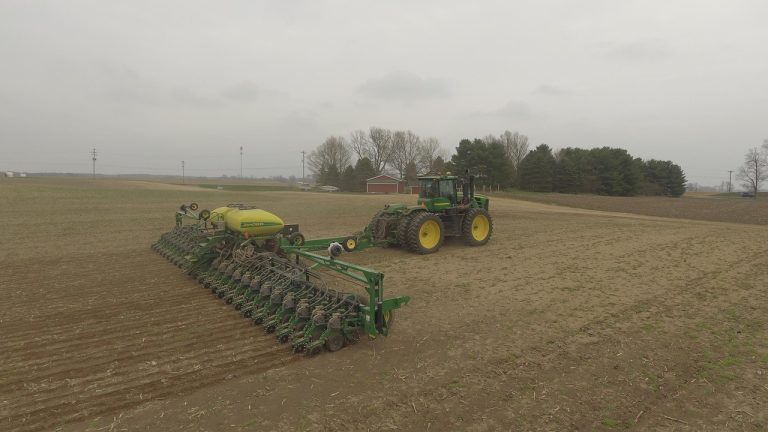 Janela curta de trabalho desafia agricultores na safra de soja gaúcha Máquina agrícola semeia soja em uma lavoura, em uma cena de trabalho no campo.